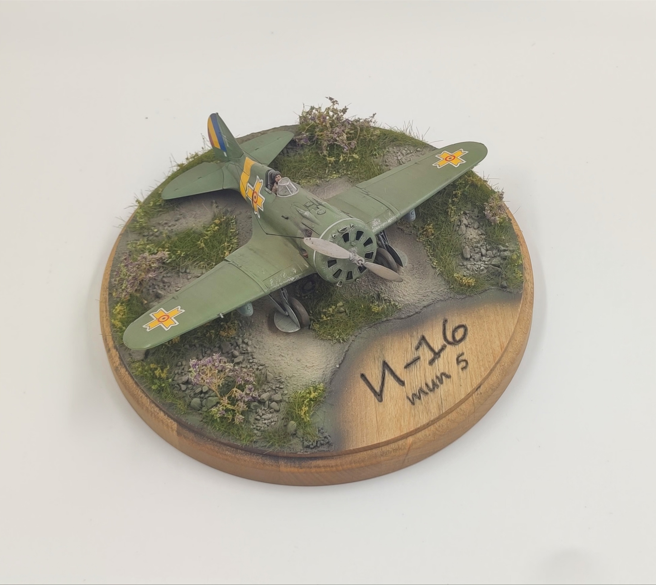 HE-48019 Подставка Летная стоянка на деревянной основе  диаметр  20см