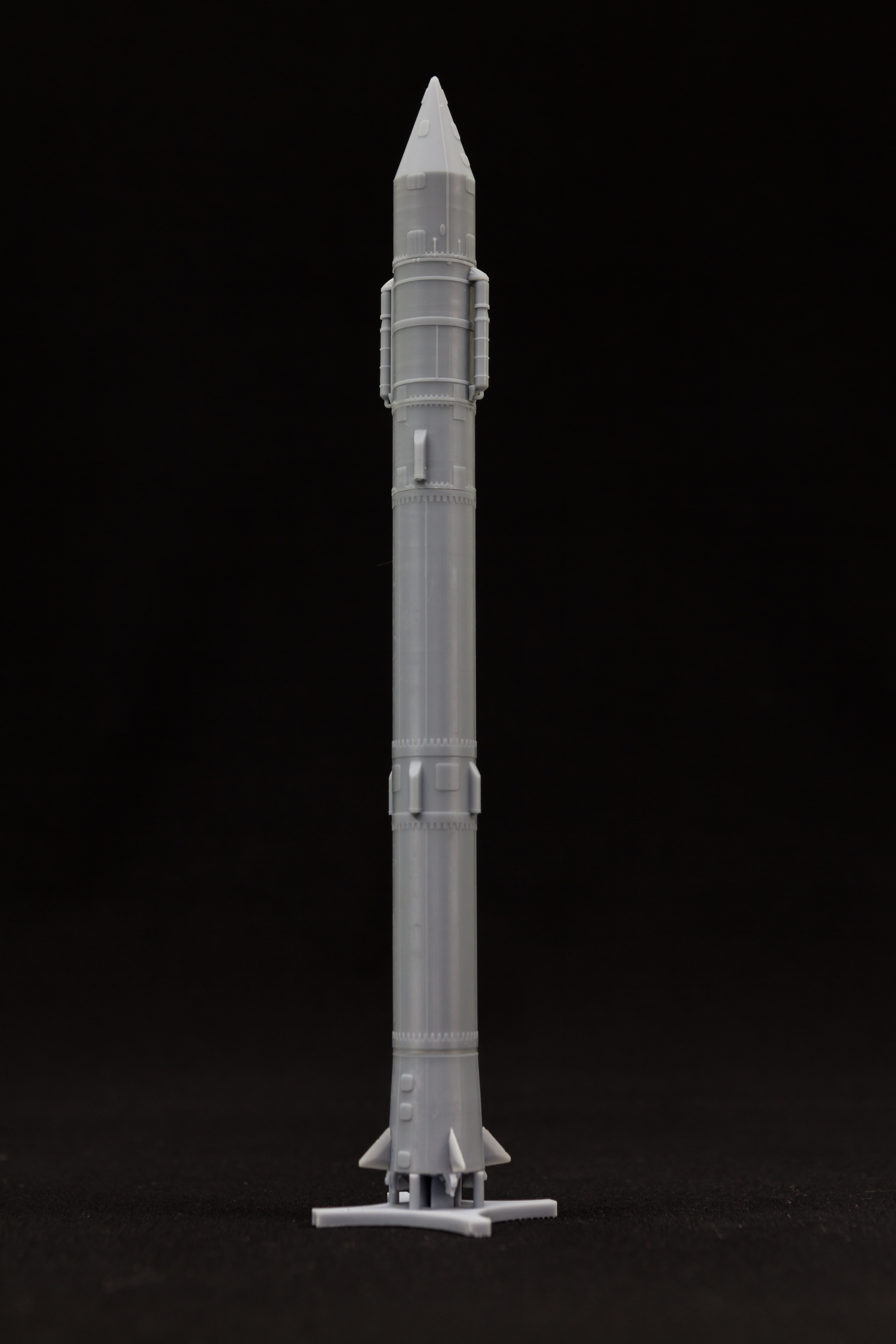 AM145037 Ракета Космос 3М с навигационным спутником Парус Arma Models