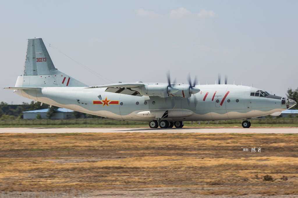 83902 Китайский многоцелевой транспортный самолет Shaanxi Y-8 Hobby Boss