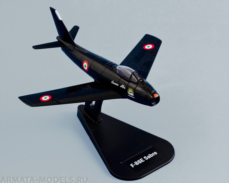 48122ИТ Самолет F-86E Sabre Lancieri Neri Italeri