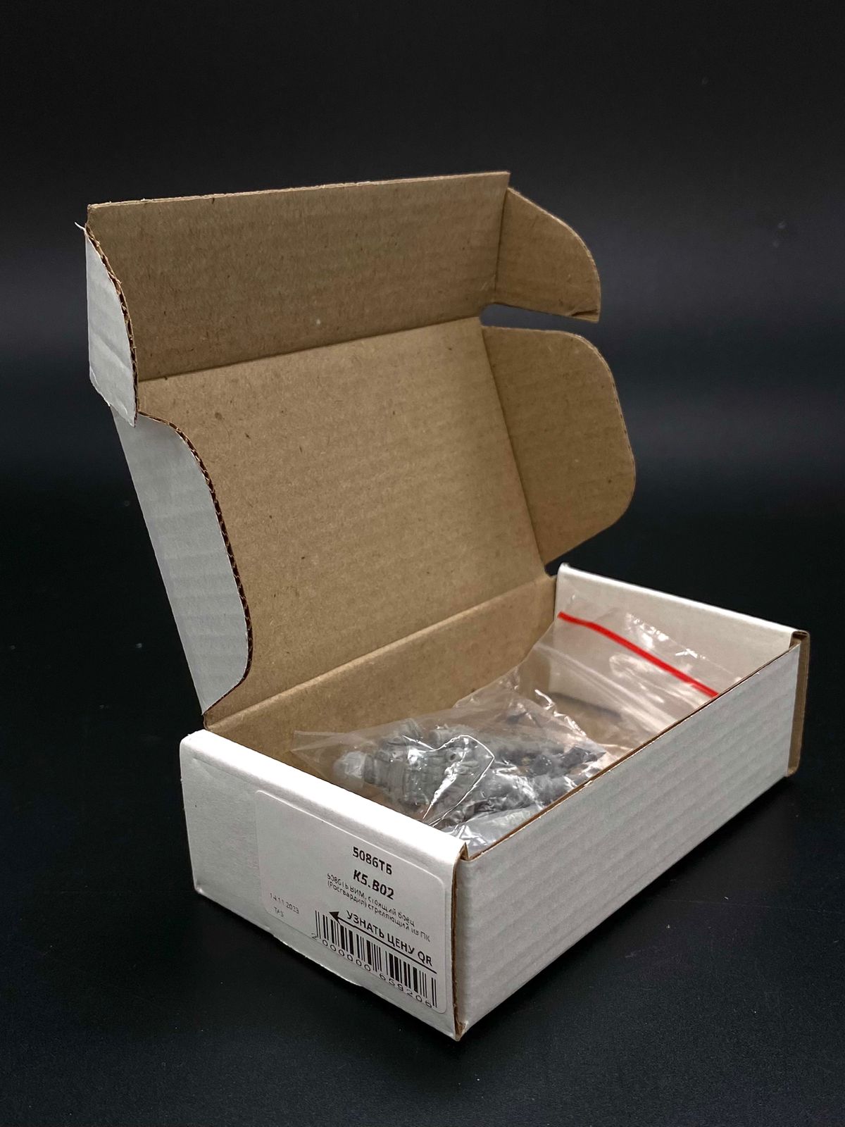 5086ТБ ВИМ, стоящий боец (Росгвардия) стреляющий из ПК Три Богатыря