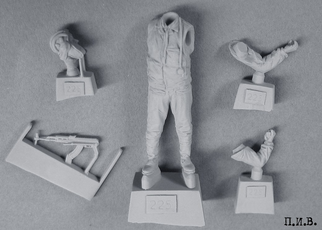 T35225 Серия железный занавес. Советский танкист с АКМС Tank