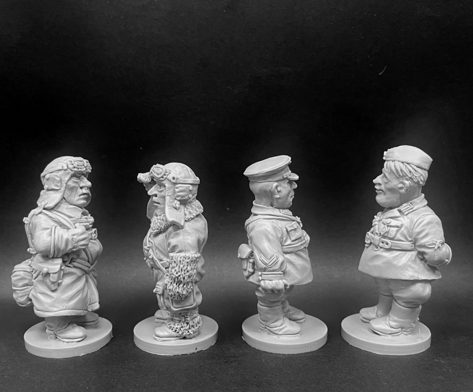 CHM-50.13. Шаржевая миниатюра. WW2: Советская Армия, набор №1 (летчики). В комплекте 4 фигуры. Материал - смола. Chronos Miniatures