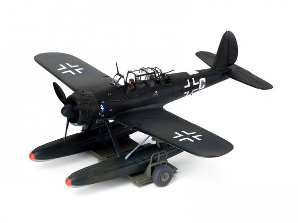 37006 ARADO AR. 196A, с двумя фигурами пилотов Tamiya