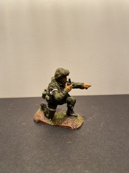 5074ТБ СВО, стоящий на колене командир подразделения морпехов с рацией Три Богатыря