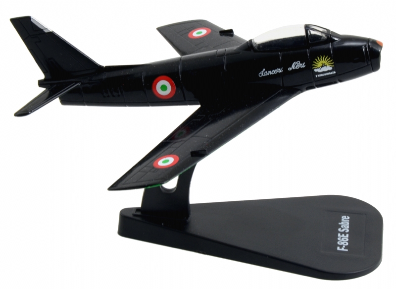 48122ИТ Самолет F-86E Sabre Lancieri Neri Italeri