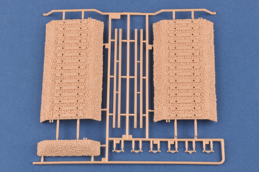 82934 Платформа с танком  Plattformwagen Type SSyms 80/Pz.Kpfw.VI Ausf.E Tiger I Hobby Boss