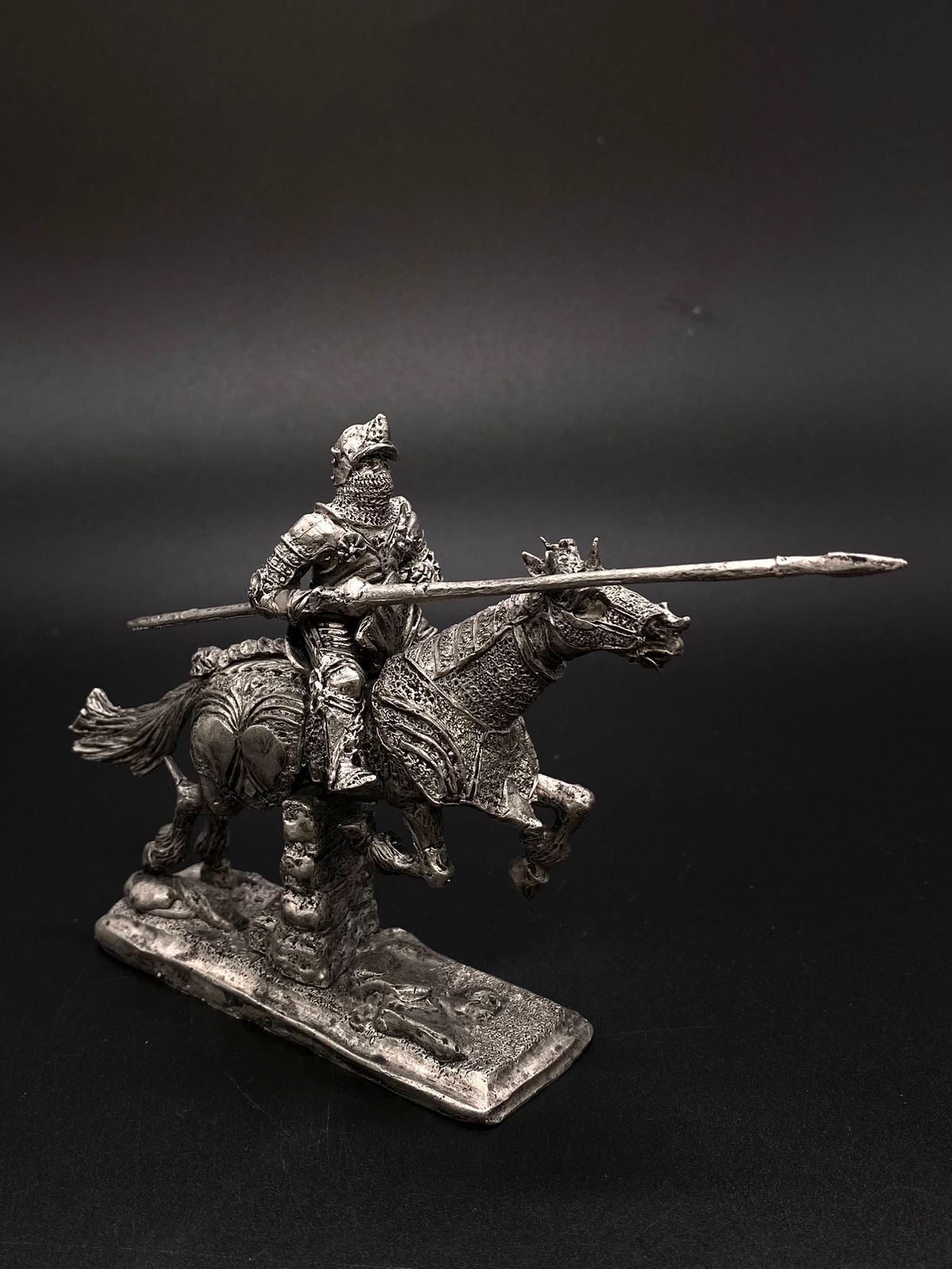 4093ТБ ВИМ, бургундский конный рыцарь с копьем перепрыгивает через ограду Три Богатыря