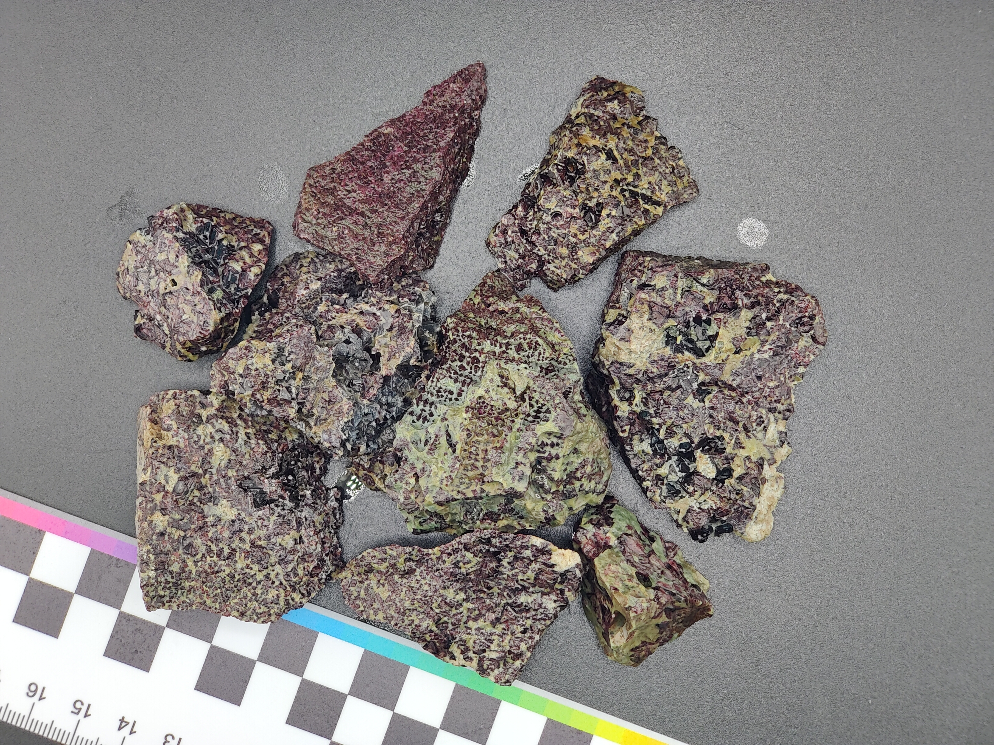 AAM0044 Кристаллы шпинели техногенного происхождения, Средний Урал.