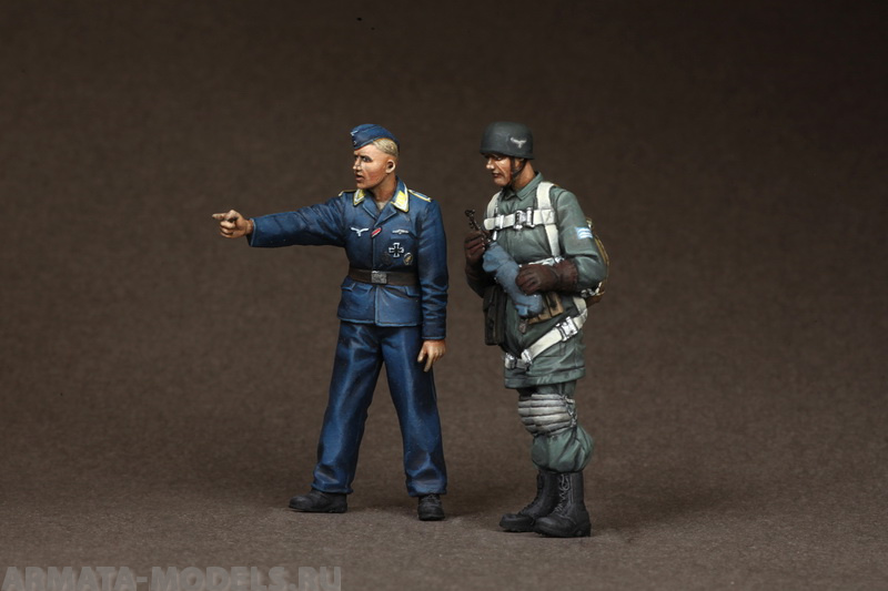 3609SOGA Officer and Feldwebel Fallschirmj?ger at the airfield. SOGA Miniatures