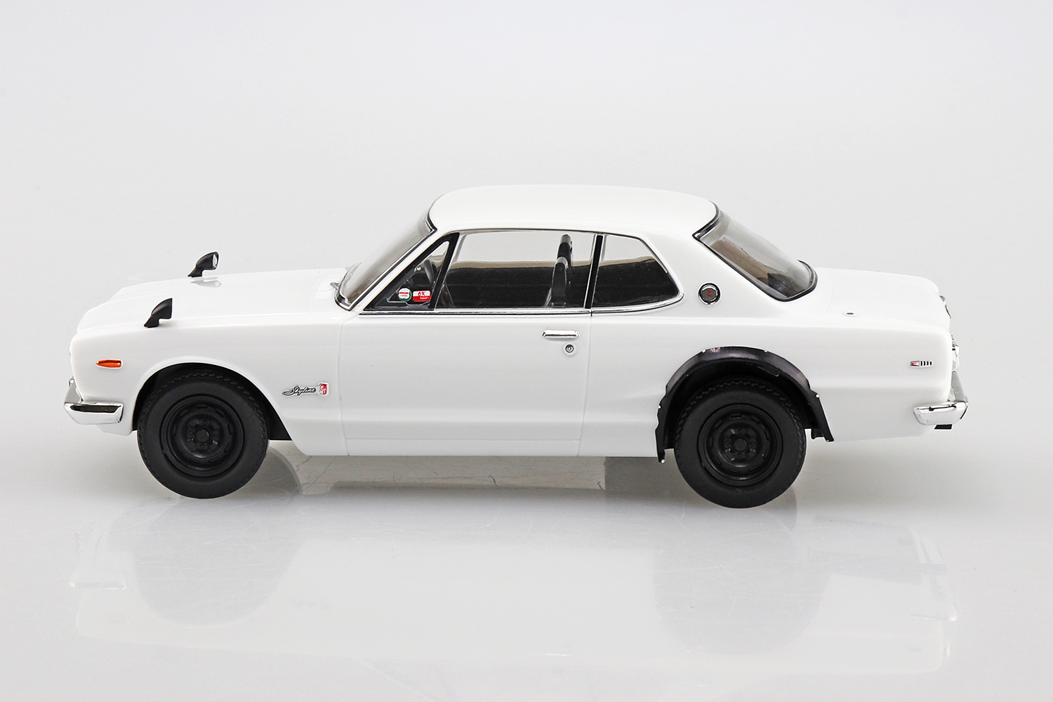 05883 Nissan Skyline 2000 GT-R (White) Aoshima