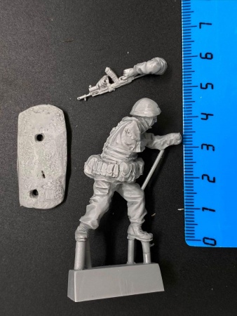 5085ТБ ВИМ, стоящий боец (Росгвардия) стреляющий из автомата с подствольником Три Богатыря